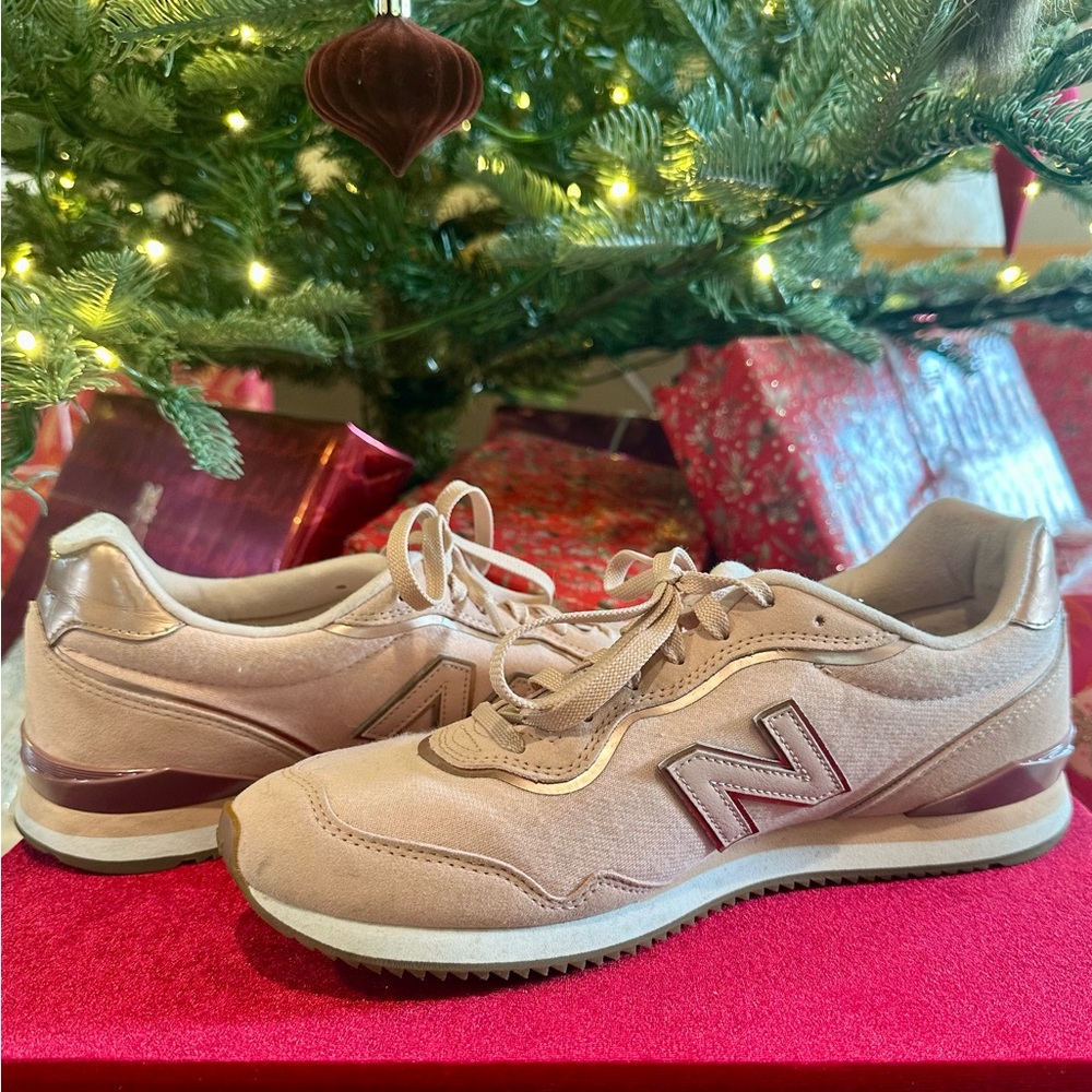 Women’s New Balance 500 Classic Shoe Size 10 Beautiful Blush Color.